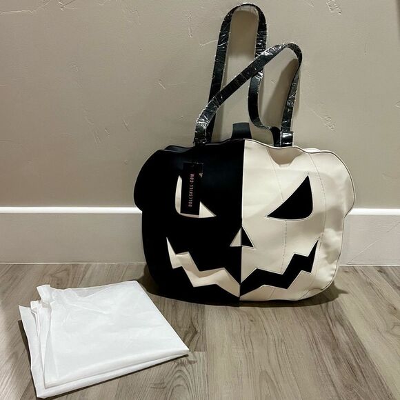 NWT Trickz N Treatz x Dolls Kill black and white oversized pumpkin face tote. - Picture 3 of 14